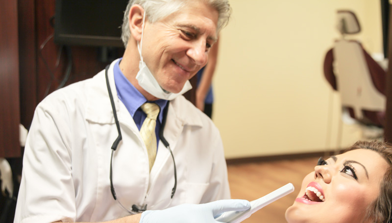 最佳整体牙医圣地亚哥提供了30年的经验和生活计划
